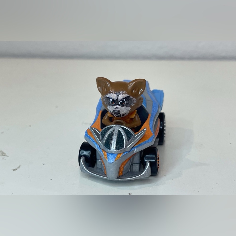 Hot Wheels Marvel RacerVerse‎ Die-Cast Vehicle with Rocket Racoon Driver